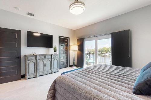 墨尔本Riverfront Paradise的一间卧室设有一张床和一个滑动玻璃门