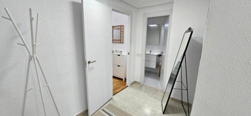 卡拉瓦卡·德·拉·克鲁斯Apartamento Gómez的白色的浴室设有镜子和水槽