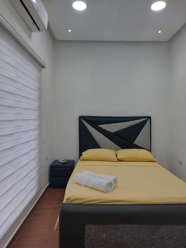 Catia La MarPosada Restaurant La Guaricha的一间卧室配有一张带黑色床头板的床