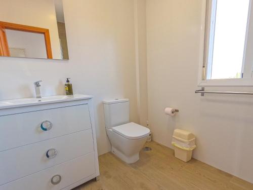 内尔哈Apartamentos Chimenea的白色的浴室设有卫生间和水槽。