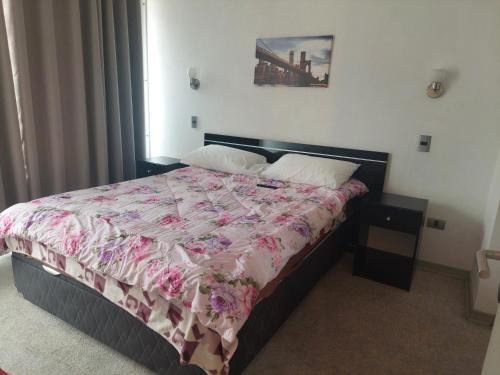 伊基克MATIZ CAVANCHA的一间卧室配有一张带粉色毯子的床