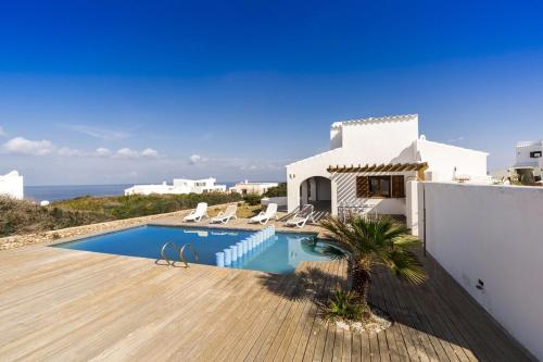 卡拉莫若尔Villa Amor的毗邻大海的别墅 - 带游泳池