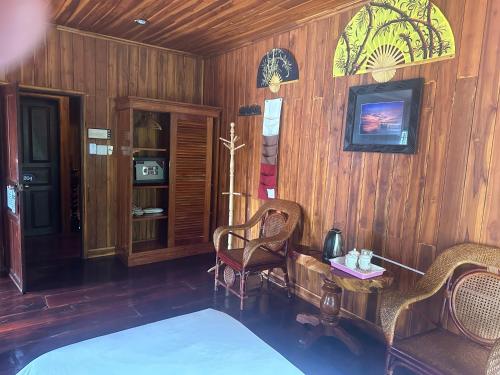 琅勃拉邦Khounphet Heritage House的卧室配有一张床和一张桌子及椅子