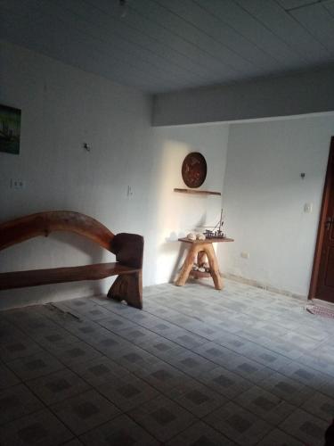 塔曼达雷Villa Tamandaré的角落间设有一张床和一张桌子