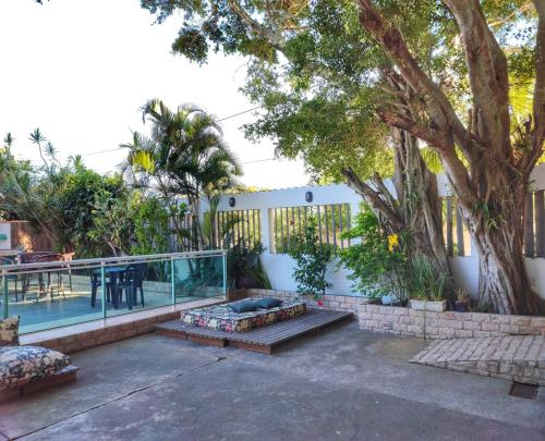 阿拉鲁阿马Pousada Recanto de Praia Seca的一个带桌子和游泳池的庭院