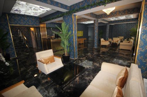 乔尔卢Safir Hotels Çorlu的客厅配有沙发和桌椅