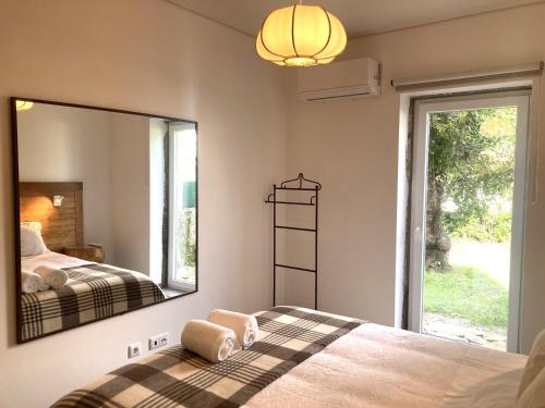 贝尔蒙特Ar da Beira - Serra da Estrela的一间卧室配有一张床和一面大镜子