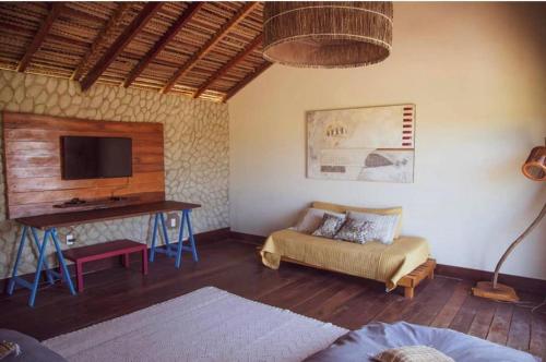 佩德拉斯港Magaral Casa de Praia的客厅配有沙发和带电视的桌子