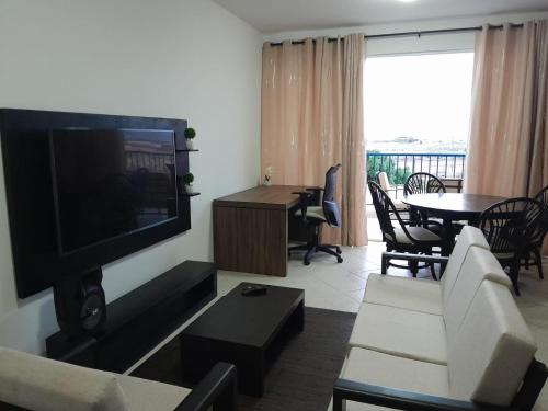 萨尔雷Solaren Apartments Boavista的带沙发、电视和桌子的客厅
