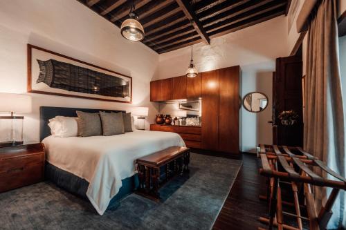 墨西哥城Antiguo Molino de San Jerónimo的一间卧室配有一张大床和木制橱柜。