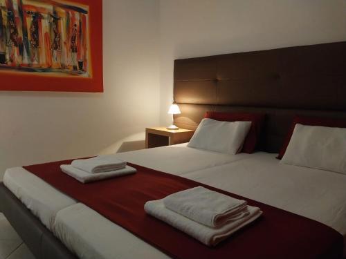萨尔雷Solaren Apartments Boavista的酒店客房,配有带毛巾的床