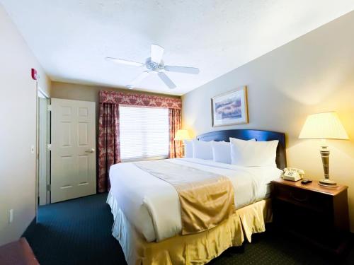 莱克哈莫尼The Willowbrook Golf Hotel At Split Rock的卧室配有一张白色大床和吊扇