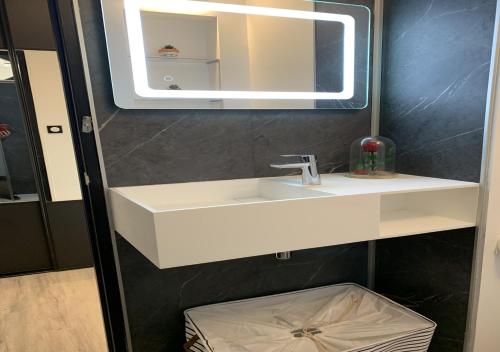 勒阿弗尔L'Étoile de Mer - Étretat的浴室设有白色水槽和镜子