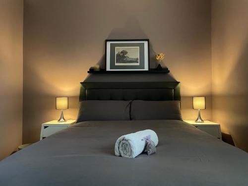 伦敦Luxury mid century Apartment的一间卧室配有一张床,床上有毛巾