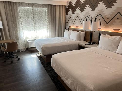 Redwood ValleyWyndham Garden Redwood Valley的酒店客房配有两张床和一张书桌