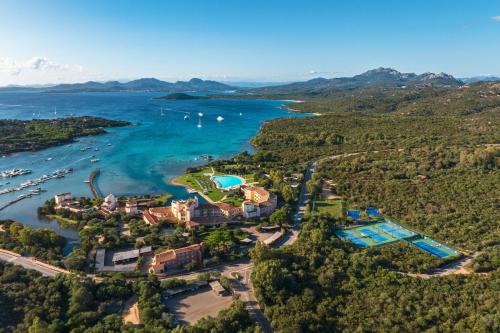 切尔沃港Hotel Cala di Volpe, a Luxury Collection Hotel, Costa Smeralda的享有湖上度假村的空中景致