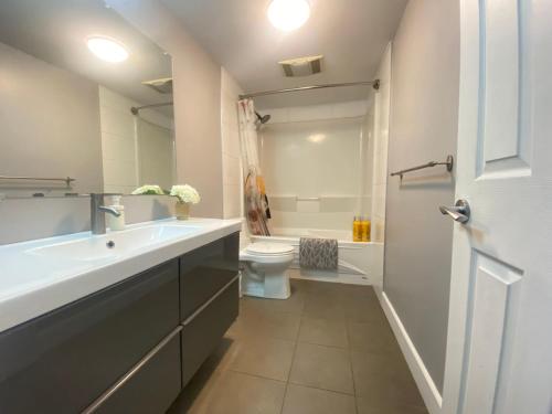 卡尔加里lovely home的浴室配有白色水槽和卫生间。