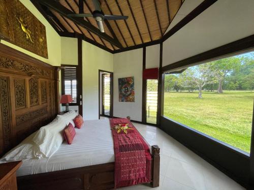 VitouaraPrivate Island Stay的一间卧室设有一张大床和一个大窗户