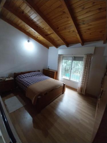 阿罗约塞科La caprichosa mirador del Rio的一间卧室设有一张床和一个大窗户