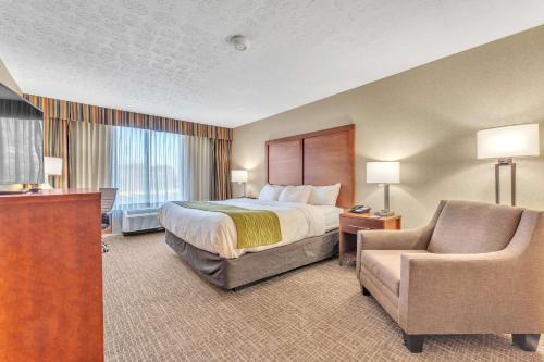 Grantsville格兰茨维尔康福特茵酒店的配有一张床和一把椅子的酒店客房