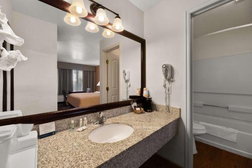 圣乔治南布拉夫品质酒店的一间带水槽和镜子的浴室