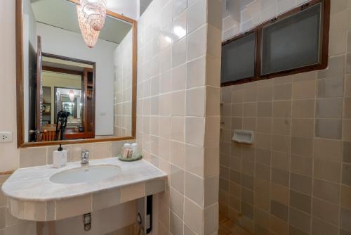 华欣班東考度假村 的一间带水槽和镜子的浴室