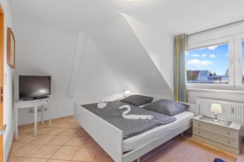 LudwigshafenFamily&Friends 2的一间卧室配有一张带两个天鹅的床