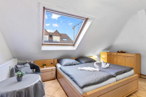 LudwigshafenFamily&Friends 2的一间小卧室,配有床和窗户