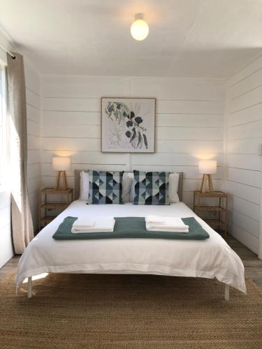 Ellendale檫泉酒店的一间卧室配有一张带两盏灯的大型白色床。