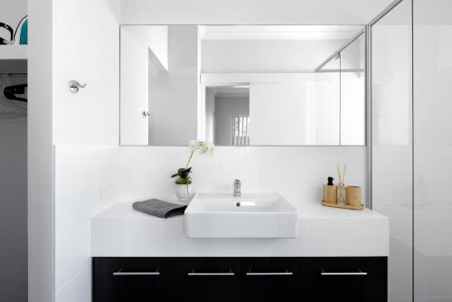 珀斯U7/560 Cozy Lovely的浴室设有白色水槽和镜子
