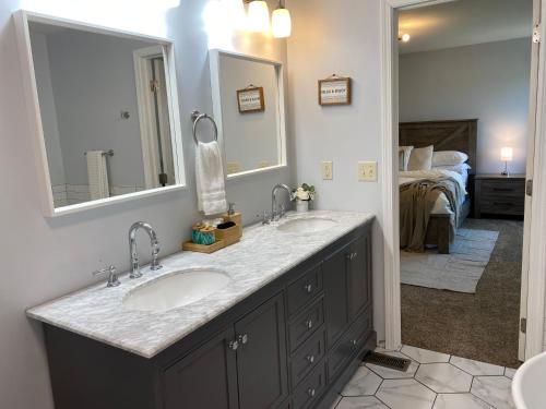GroveportNewley Remodel 5 - Bedroom Home Sleeps 16的一间带两个盥洗盆和大镜子的浴室