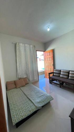 卡波布里奥Casa Unamar的一间卧室配有一张床和一个沙发
