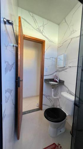 卡波布里奥Casa Unamar的一间带卫生间和水槽的浴室