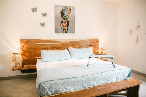 El Paredón Buena VistaVilla Makai 1 Orange的一间卧室配有一张带木制床头板的床