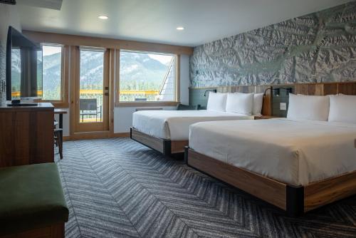班夫Hotel Canoe and Suites的酒店客房设有两张床和电视。