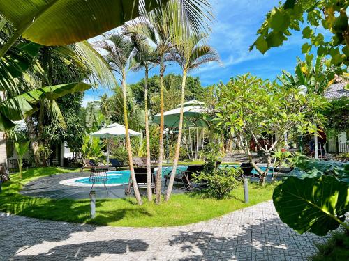 富国Rum Resort的一个带游泳池和棕榈树的度假村