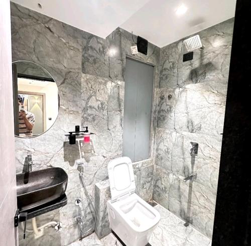 苏拉特V Love Hotel的一间带卫生间、水槽和镜子的浴室