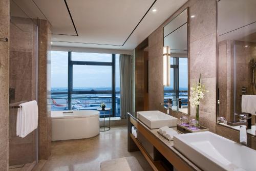 宝安深圳机场凯悦酒店的带浴缸、水槽和镜子的浴室
