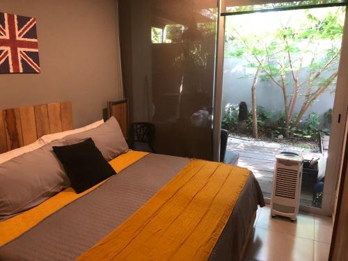 瓜达拉哈拉Departamento de lujo, exclusivo Terraza y jardín gh02的卧室配有一张挂有挂有国旗的床铺