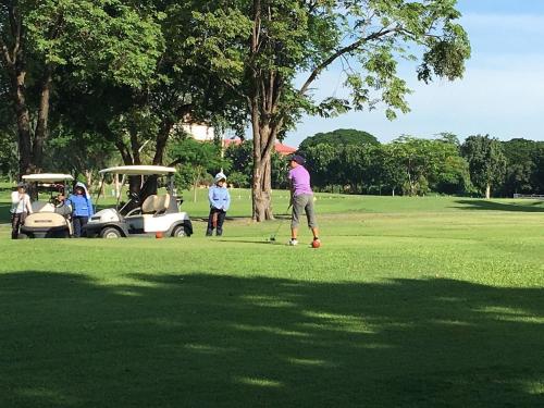 巴吞他尼Jatuporn A1的一群人在公园里打高尔夫
