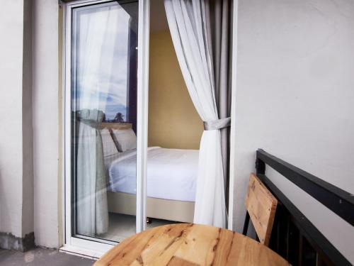 巴利盖RAP Hotel Balige的卧室设有窗户、一张床和一张桌子