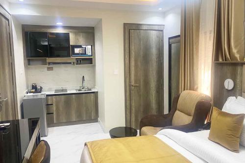 阿布贾Castle Estate Apartments 3的酒店客房带一张床和一个厨房