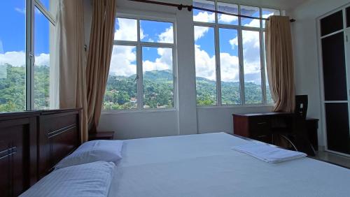 康提Smile Hub Kandy的一间卧室设有一张床和大窗户