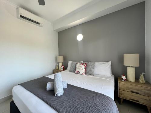 LarrakeyahMarina View Holiday Apartment - Beautiful Views的卧室配有一张白色大床和两盏灯。