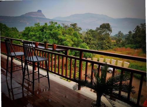 卡尔贾特‘The Mountain Majesty’: cozy 1 bhk apartment的山景阳台,配有两把椅子