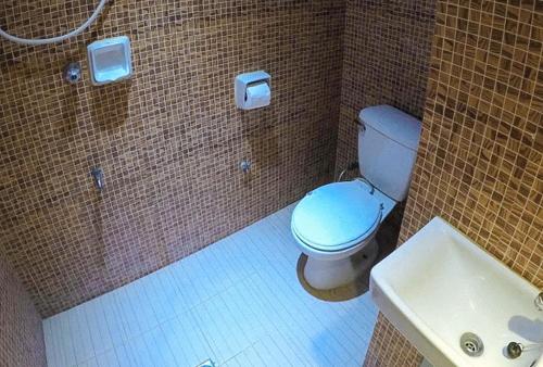 土格加劳RedDoorz Plus @ Taj Hotel Tuguegarao的一间带卫生间和水槽的浴室