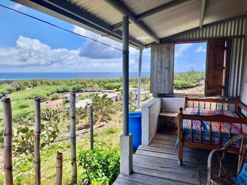 Rodrigues IslandL'Arche的一个带一张床的门廊,享有海景