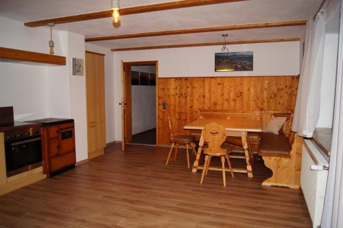 JandelsbrunnFerienwohnung Bayerwaldblick的厨房以及带桌椅的用餐室。