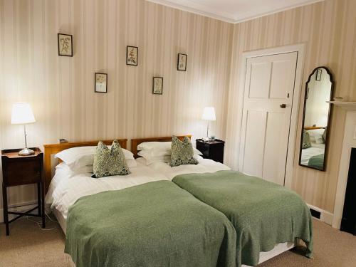 斯特灵Newholme House的一间卧室配有一张大床和两个枕头