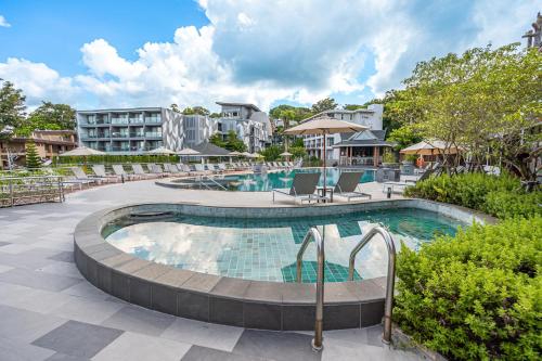 卡塔海滩Orchidacea Resort - Kata Beach的一座带椅子的度假村游泳池